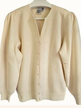 Victoria Jones Woman Cream Pearl-Button V-Neck Ribbed Cardigan angora